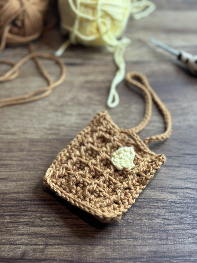 Free waffle earbud keychain/holder crochet pattern